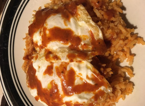 Una foto de Huevos estrellados bañados en salsa chipotle