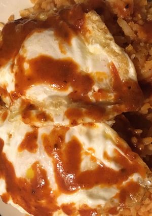 Una foto de Huevos estrellados bañados en salsa chipotle