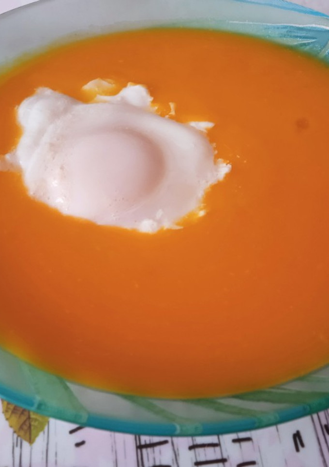 Una foto de Crema de calabaza con huevo escalfado