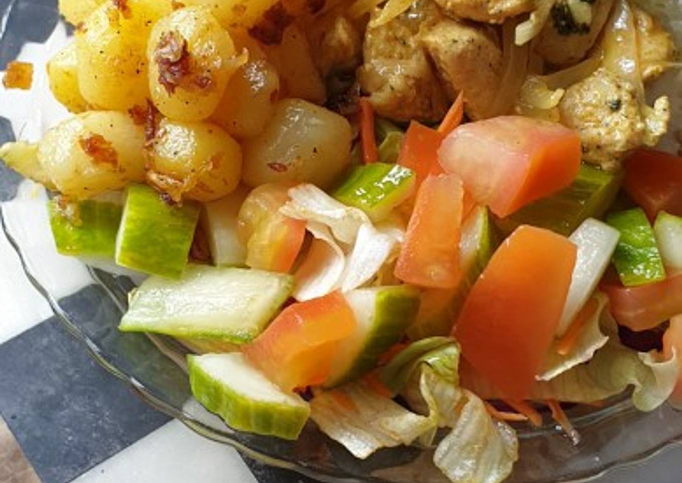 Pechuga de pollo a la plancha con papas al ajillo y ensalada