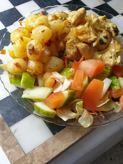 Una foto de Pechuga de pollo a la plancha con papas al ajillo y ensalada
