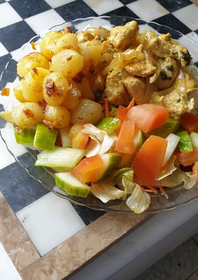 Una foto de Pechuga de pollo a la plancha con papas al ajillo y ensalada