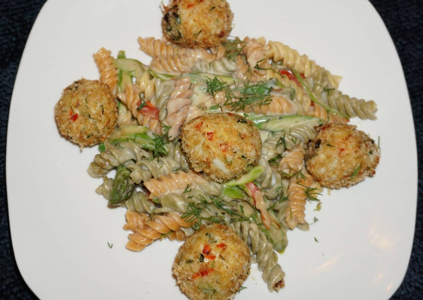 ALBÓNDIGAS DE JAIBAS, PASTA ESPIRALES DE 3 COLORES Y SALSA DE ENELDO. JON STYLE