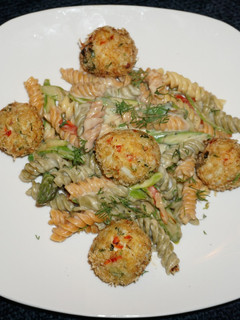 Una foto de ALBÓNDIGAS DE JAIBAS, PASTA ESPIRALES DE 3 COLORES Y SALSA DE ENELDO. JON STYLE