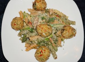 Una foto de ALBÓNDIGAS DE JAIBAS, PASTA ESPIRALES DE 3 COLORES Y SALSA DE ENELDO. JON STYLE