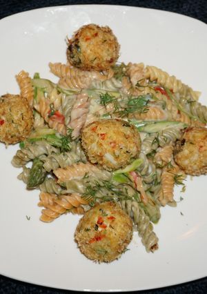 Una foto de ALBÓNDIGAS DE JAIBAS, PASTA ESPIRALES DE 3 COLORES Y SALSA DE ENELDO. JON STYLE