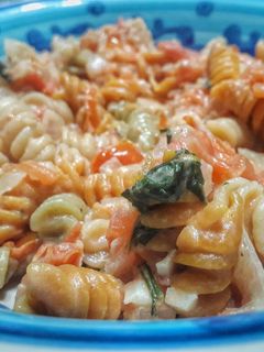 Una foto de Pasta con salsa de tomate, cebolla y albahaca
