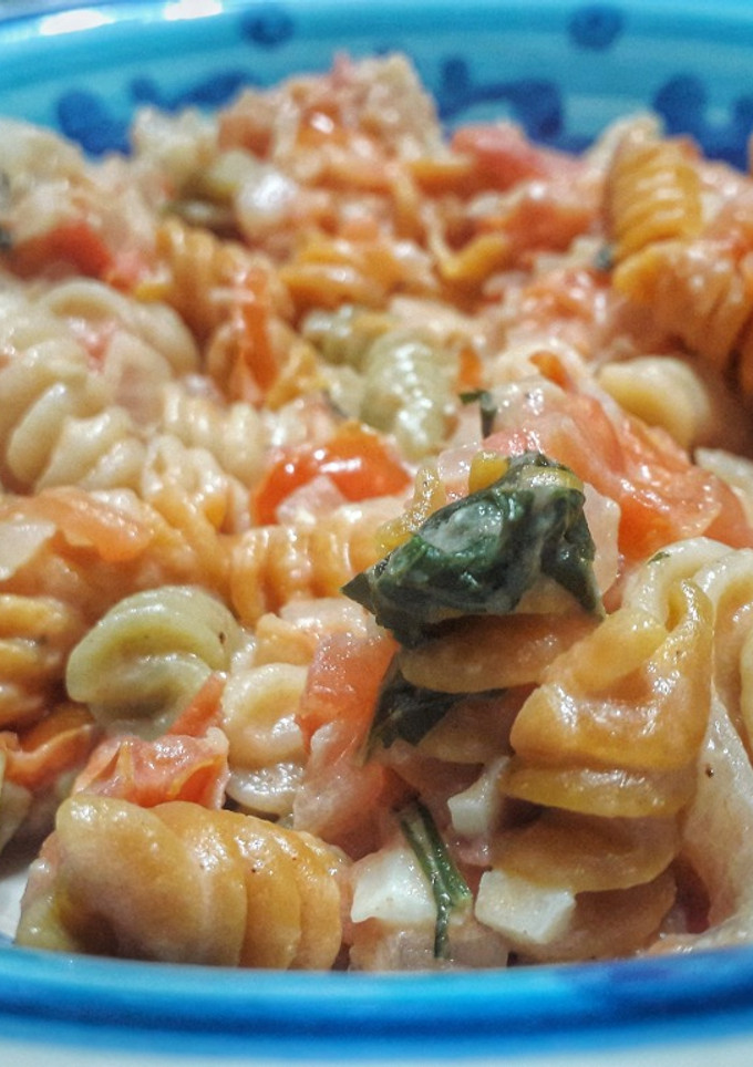 Una foto de Pasta con salsa de tomate, cebolla y albahaca