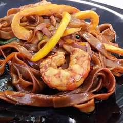 Una foto de Tallarines salteados con verduras y gambas