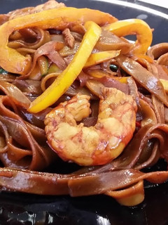 Una foto de Tallarines salteados con verduras y gambas