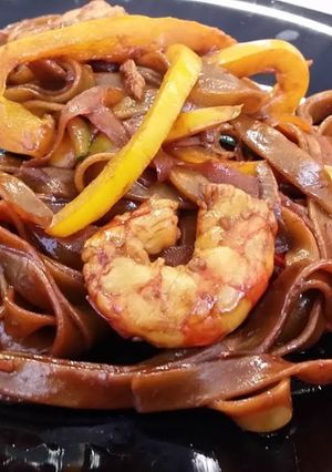 Una foto de Tallarines salteados con verduras y gambas