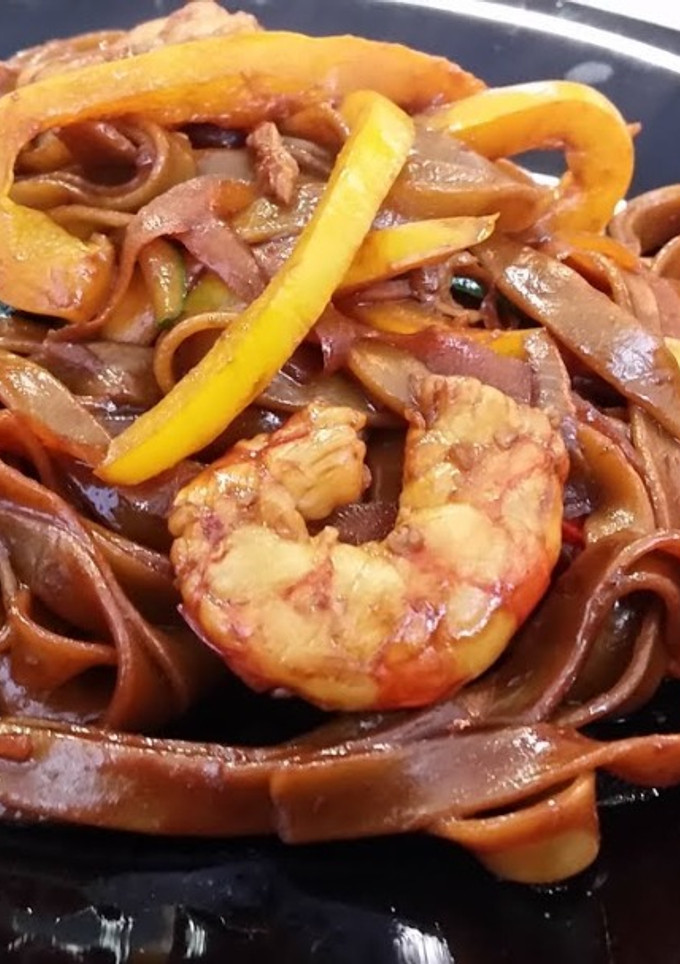 Una foto de Tallarines salteados con verduras y gambas