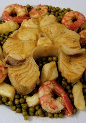 Una foto de Guiso de caella, chocos y gambones con guisantes