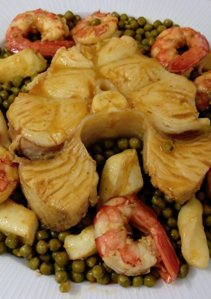 Una foto de Guiso de caella, chocos y gambones con guisantes