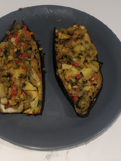 Una foto de Berenjenas rellenas de cebolla y pimientos