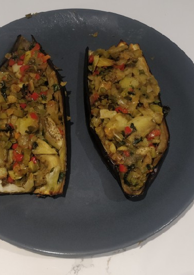 Una foto de Berenjenas rellenas de cebolla y pimientos
