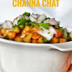 A picture of Khatti meethi chana chat.