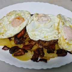 Una foto de Huevos rotos con rebollones