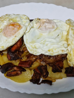 Una foto de Huevos rotos con rebollones