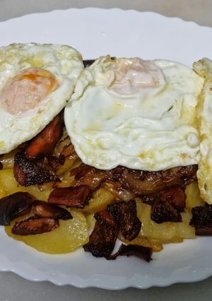 Una foto de Huevos rotos con rebollones