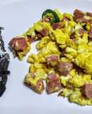 Huevos revueltos con salchichas