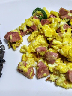 Una foto de Huevos revueltos con salchichas