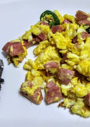Una foto de Huevos revueltos con salchichas