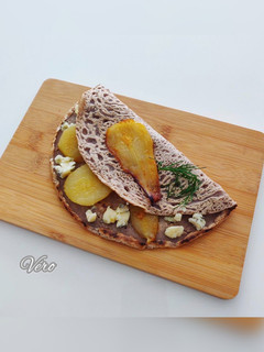 Une photo de Galette de sarrasin à la poire et au roquefort