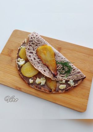 Une photo de Galette de sarrasin à la poire et au roquefort
