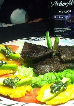 Una foto de Churrasco a la plancha y Salsa Chimichurri con Tostones Reforzados.