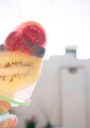 Una foto de Paleta de helado de frutas sin culpa