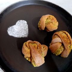A picture of Orange pista cinnamon rolls/knots.
