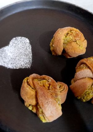 A picture of Orange pista cinnamon rolls/knots.