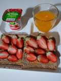 Tartine beurre de cacahuètes et fraises accompagnées de jus d'orange maison 🍞🥜🍓🍊