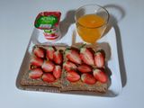 Tartine beurre de cacahuètes et fraises accompagnées de jus d'orange maison 🍞🥜🍓🍊