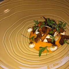 A picture of The plate of squash.