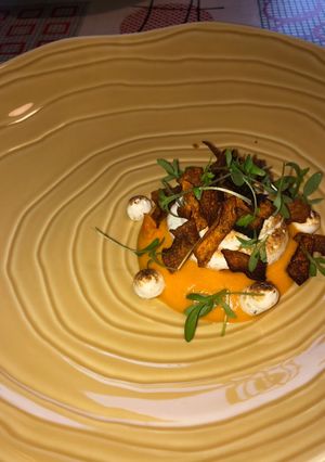 A picture of The plate of squash.