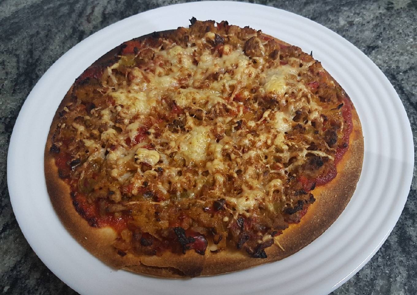Pizza de carne picada y verduras