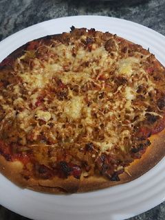Una foto de Pizza de carne picada y verduras