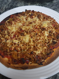 Una foto de Pizza de carne picada y verduras