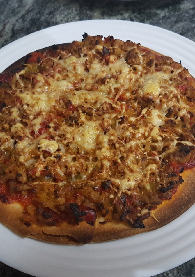 Una foto de Pizza de carne picada y verduras