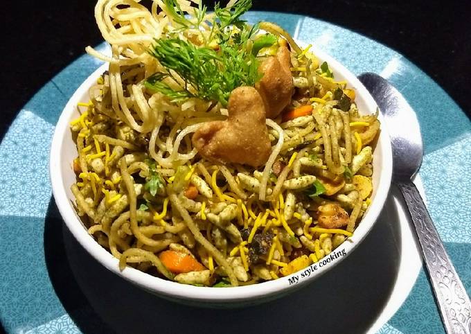 Crispy noodles bhel