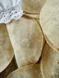 Taquitos de frijoles fritos, chilaquiles y queso