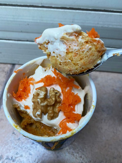 Una foto de Mug cake - torta en taza de carrot cake