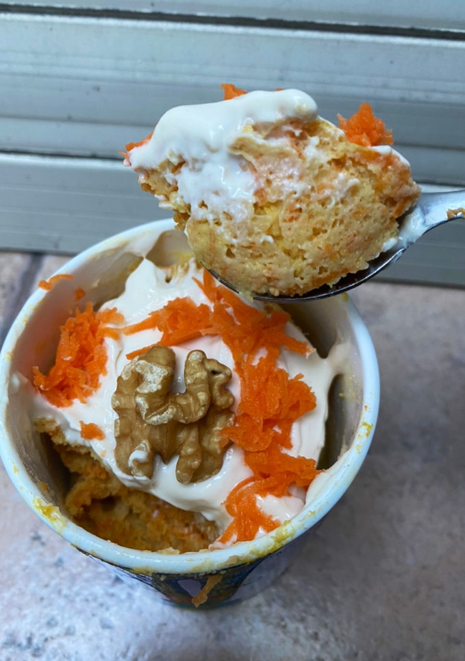 Una foto de Mug cake - torta en taza de carrot cake