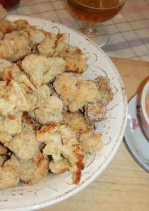 Una foto de Coliflor crujiente al horno con salsa