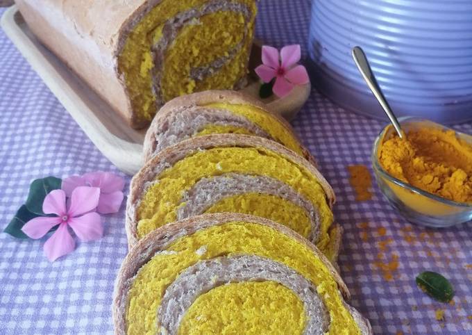 Ricetta di Veloce Pan bauletto variegato alla curcuma e cavolo viola