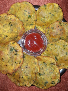 मेथी-बटाटा पुरी (methi batata poori recipe in marathi) रेसिपी चे मुख्य फोटो