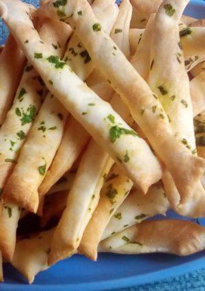 Una foto de Talitas c/tapas de empanadas -sabor perejil en oliva🌿←(>▽<)ノ