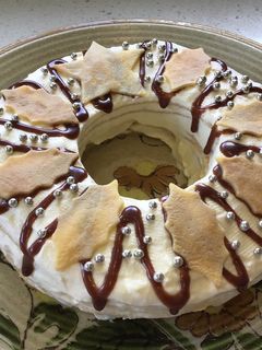 A picture of Christmas Wreath Cake.